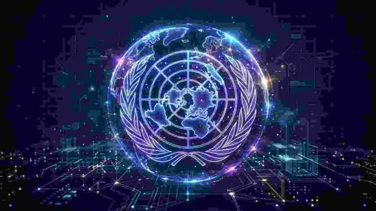 Ilustração editorial do emblema da ONU em estilo digital azul e violeta sobre fundo escuro, representando a sessão do Conselho de Segurança sobre risco de IA